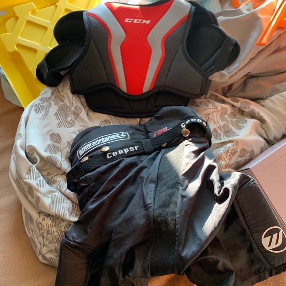 Hockey gear - Picture 1 of 3